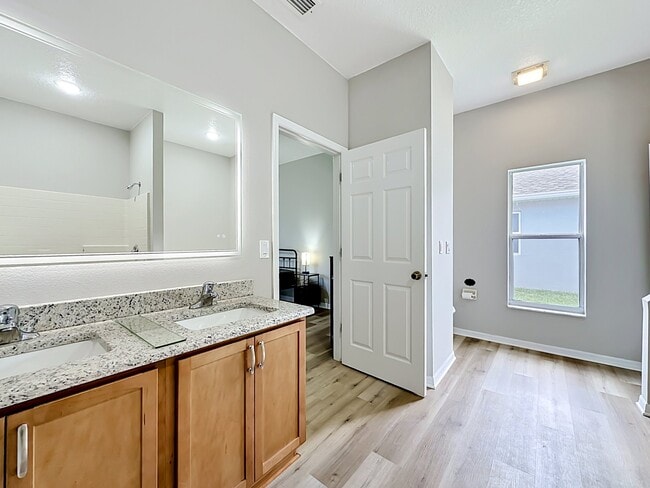 Photo - 57 Renshaw Dr