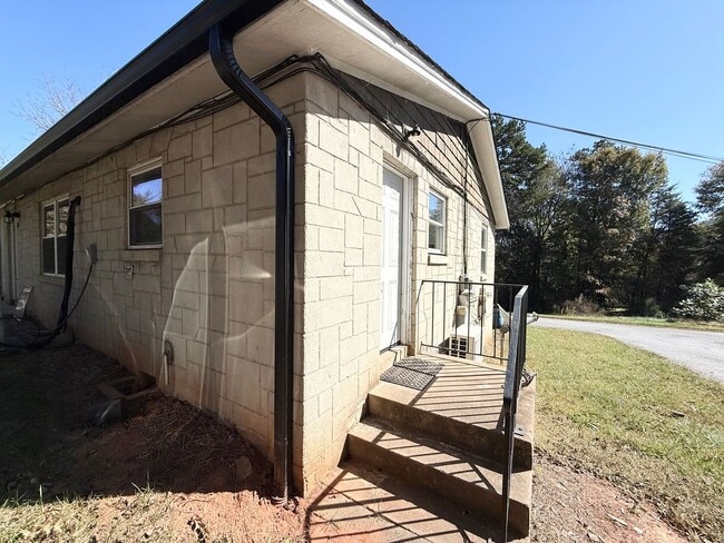 Building Photo - For Rent – $1,100/month | 2 Bed | 1 Bath Unit 2966 Old Shelby Rd