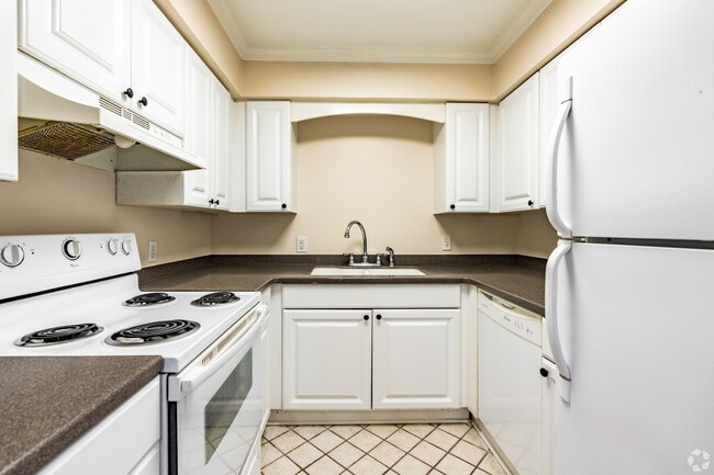 Kitchen - Heatherwood Apartments