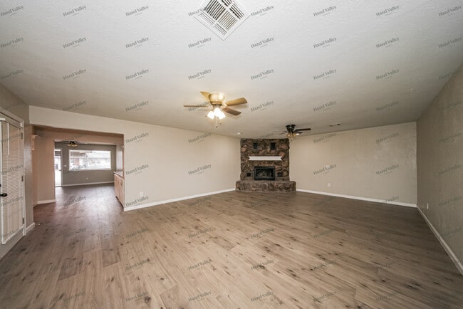 Photo - 709 N Dallas Ave