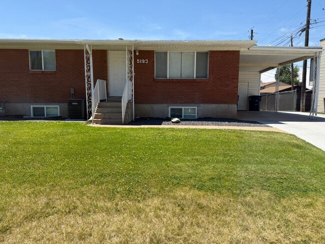 Beautifully Updated 4 bed 2 Bath Duplex - Beautifully Updated 4 bed 2 Bath Duplex House