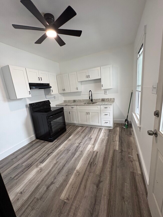 Updated kitchen appliances, quartz countertops, plenty of Cabinet space - 334 Cypress St Unit 2nd floor