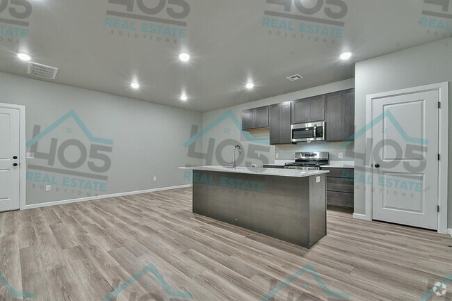 Building Photo - 4 Bedroom Rental w/2 car garage