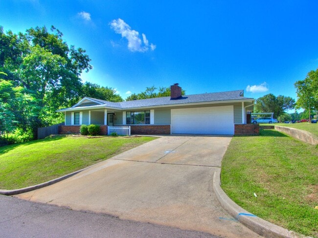 Photo - 3 Bedroom 1 Bath Home w/ 2 car garage in Shawnee