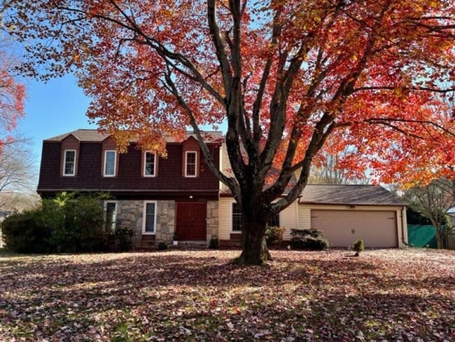 Building Photo - Beautiful and updated 4 BR 2.5 BA with gar...