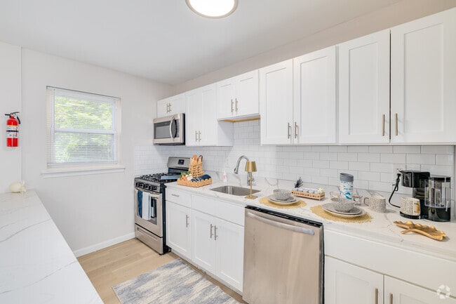 2BR, 1BA - 860SF - Kitchen