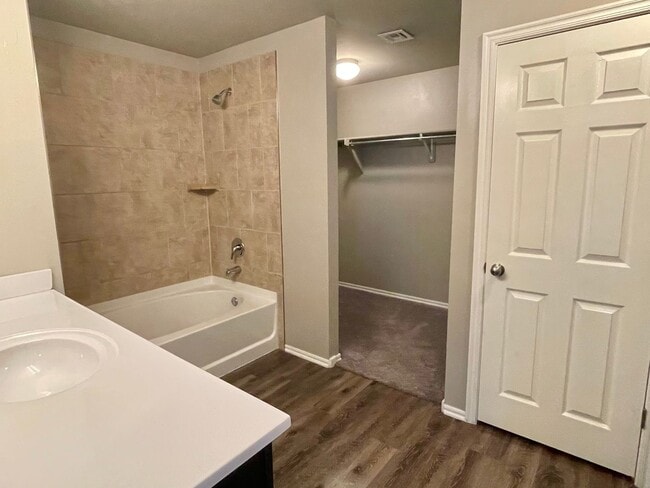 Photo - Great 4 Bedroom In Yukon Schools