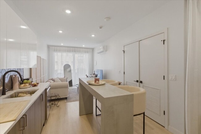 Photo - 948 W Sunnyside Ave Unit 214