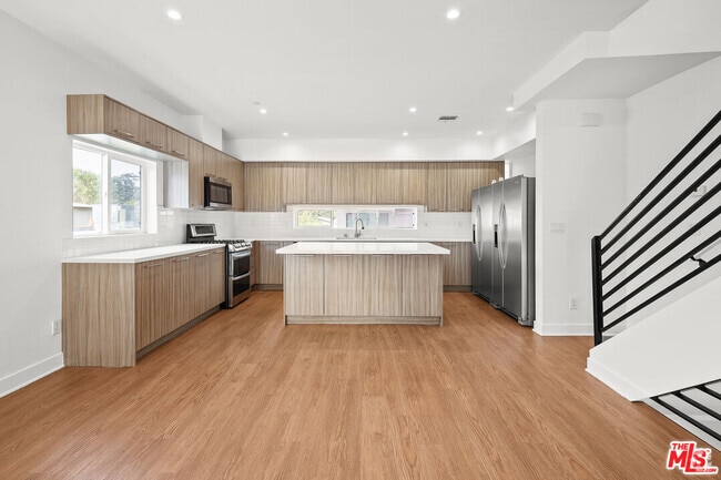 Building Photo - 818 N Hobart Blvd Rental