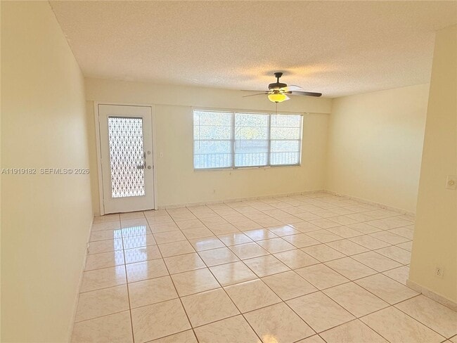Photo - 850 SW 133rd Terrace Unidad 416B