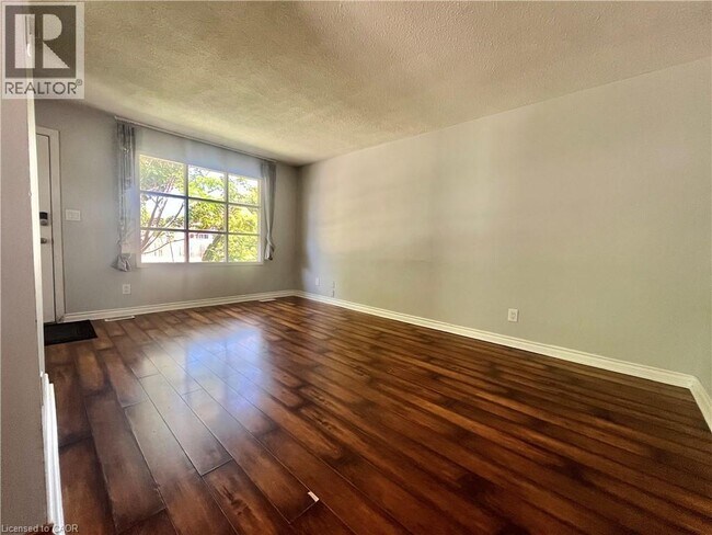 Photo - 10480 Lonsdale Crescent