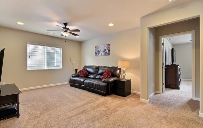 Vista del altillo desde el rellano de la escalera. El dormitorio principal está a la derecha. - 8840 Jayden Dr NE
