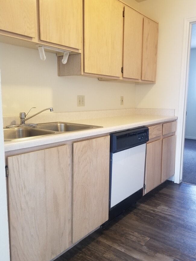 Photo - 111 S 1400 W Unidad Cinnamon Tree