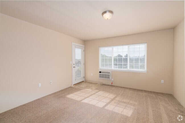 1BR, 1BA - 657SF - Living Room - Eastgate Apartments