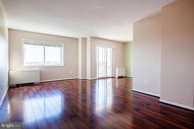 Photo - 1121 University Blvd W