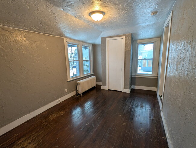 Photo - Multi Unit building
Upper Rear Unit Unidad 2B