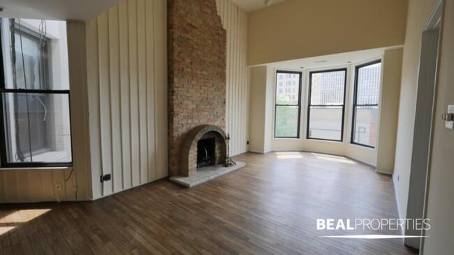 Building Photo - 2 bedroom in CHICAGO IL 60657 Unit 4