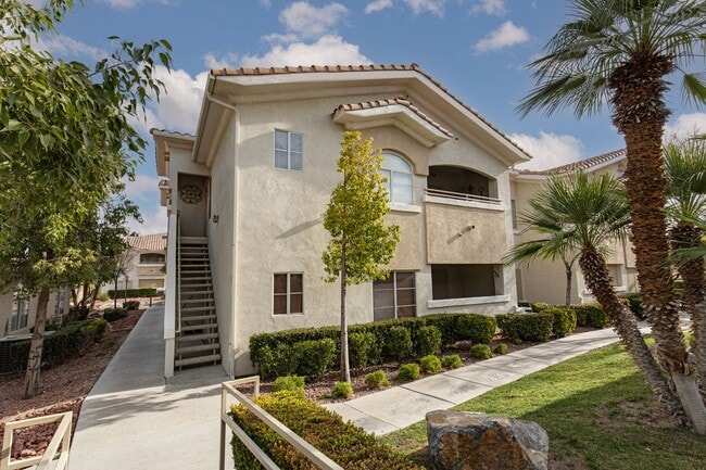 Building Photo - Fully furnished luxury 3br townhome with garage in gated Summerlin community