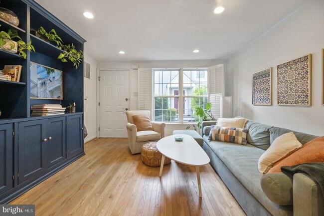 Building Photo - 132 E Glebe Rd Rental