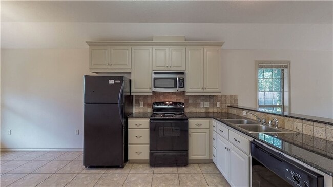 Photo - 115 Richards St