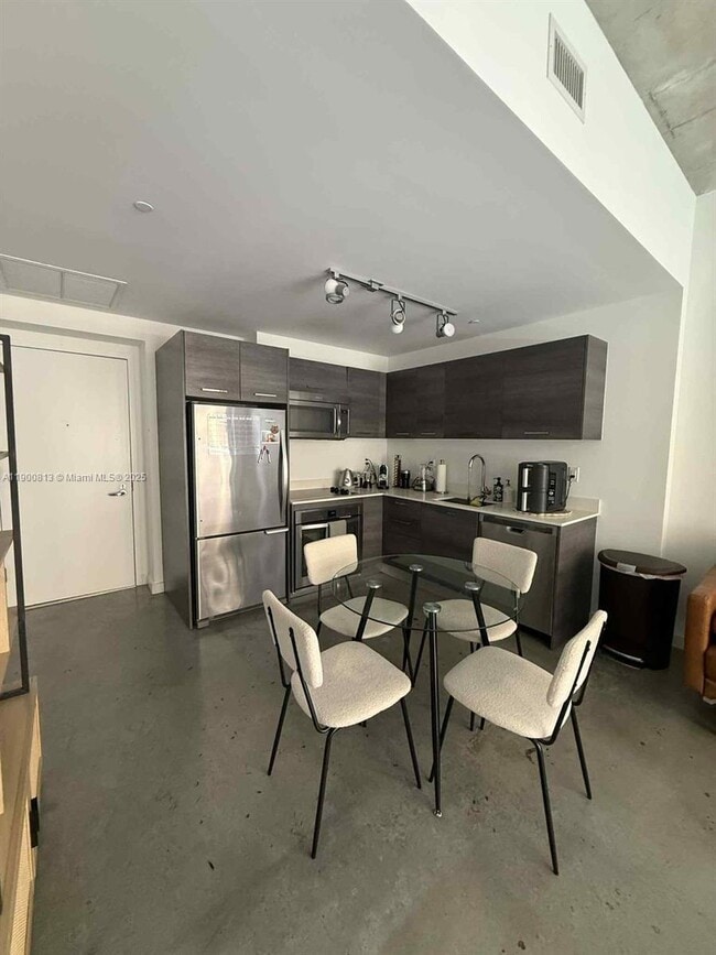 Photo - 151 SE 1st St Unidad 503