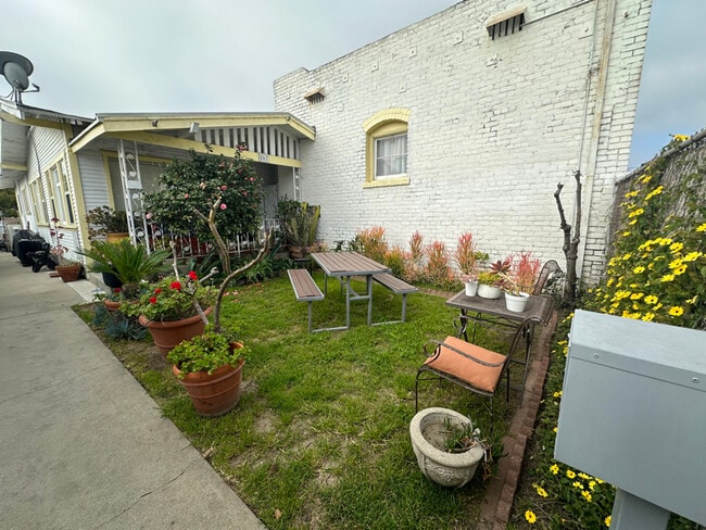 Photo - 867 W 9th St House