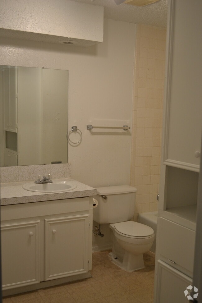 Building Photo - 2221 Lavern St Rental