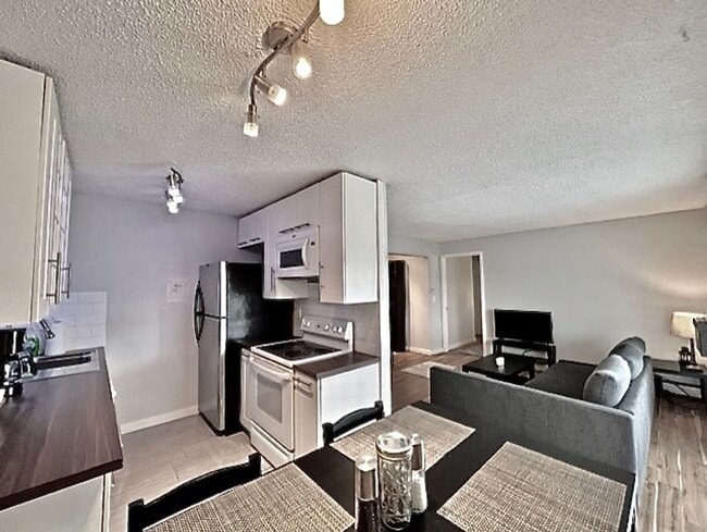 Building Photo - Furnished Cozy 1 Bedroom / 1 Bath Condo - ... Unit #6