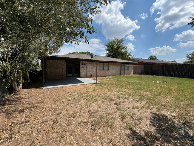 Photo - 2410 NW Saxon Cir