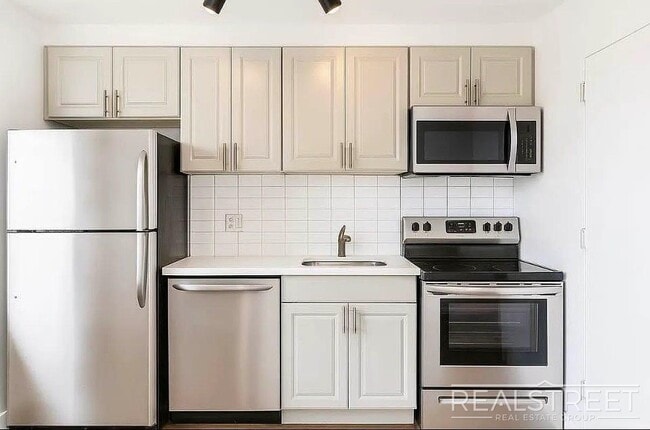 Building Photo - 2 Bed Home with large Living Space – Laundry, Roof Decks, Pet Friendly Unit 4A