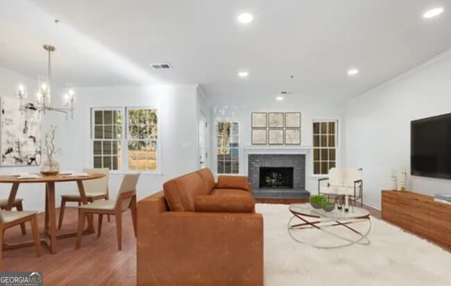 Photo - 591 St James Walk SE