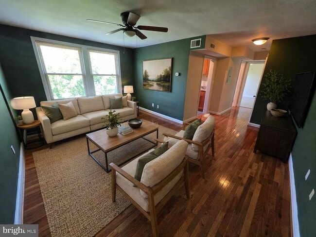 Building Photo - 4405 1st Pl NE Unit 32