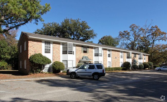 Colonial Manor Apartments - Colonial Manor Apartments
