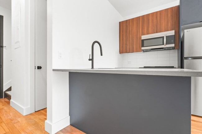 Photo - 271 E 28th St