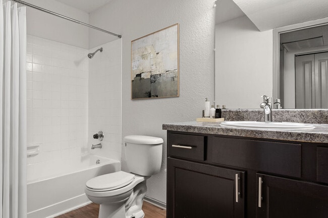 C242360 Calloway_VS Still_1B1B_Bathroom