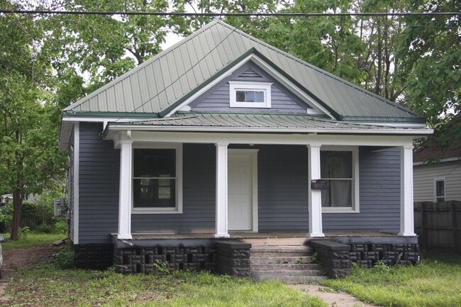 Building Photo - Spacious 3BR Home – Great Value at $1,050/month