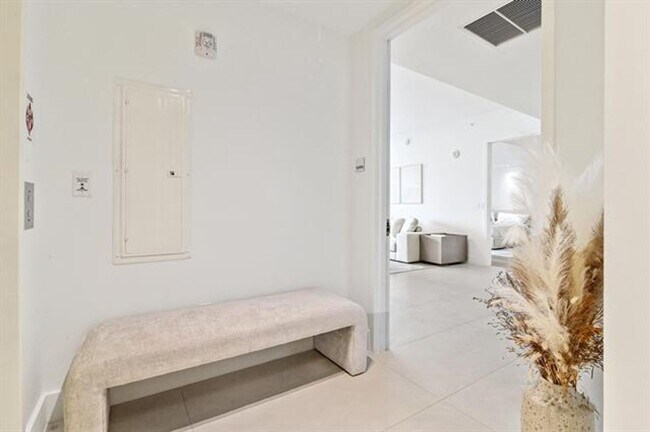 Building Photo - 10203 Collins Ave Unit 10203 Collins Ave #305