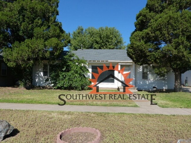 Building Photo - Spacious 3 bedrooms 1.5 baths home with 1 ...