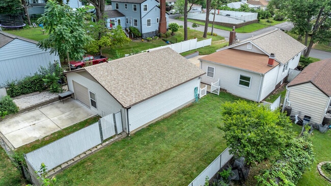 Photo - 631 Clover Ln