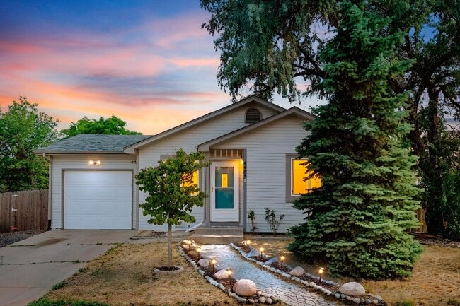 Building Photo - 2 Bed/1 Bath Close to Buckley Space Force