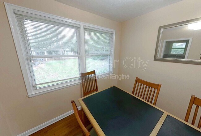 Photo - 1543 Peachtree Cir N