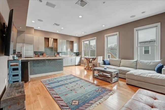 Building Photo - 45 Vinton St Unit 4