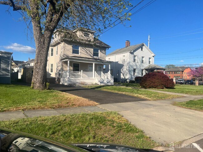 Photo - 104 W High St