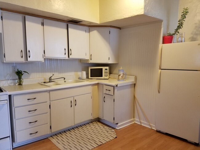 Kitchen - 211 W Eureka St Unit 1E
