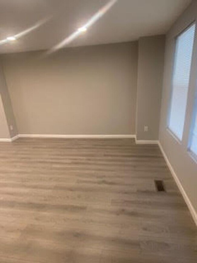 Photo - Large Home - Oak Lane