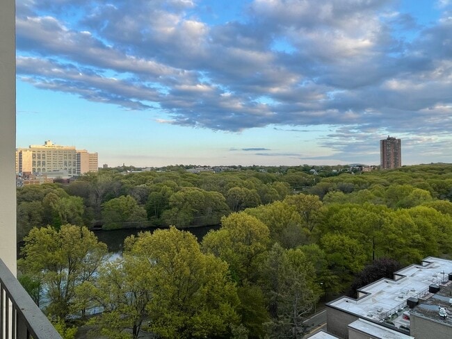 Building Photo - 77 Pond Ave Unit PH