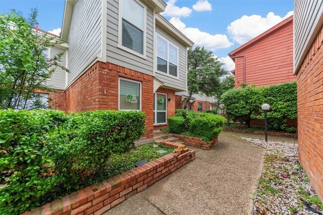 Building Photo - 6738 Eastridge Dr Unit 104B Rental