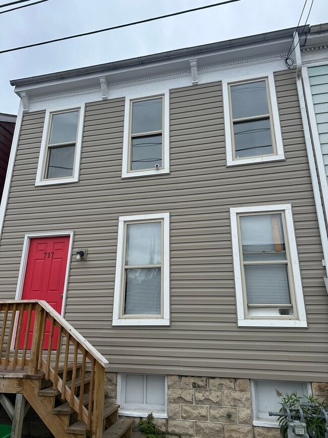 Building Photo - 717 E Clarke Ave Unit 2nd Floor