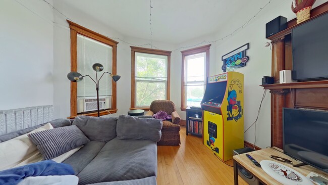 Building Photo - Top Floor Two Bed Includes Heat! Unit 1015 3