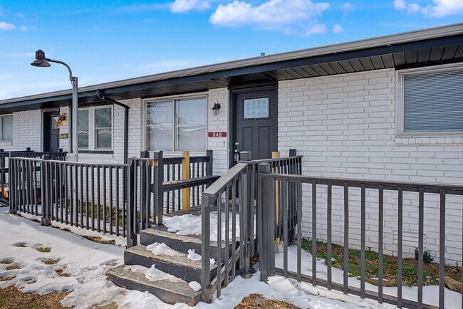 Building Photo - 2/1 Duplex